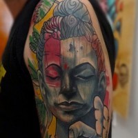 Tatuaje en el brazo,
estatua de buda de madera