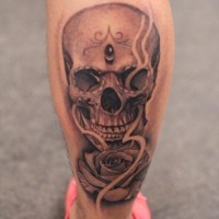 Amerikanischer klassischer schwarzer und grauer Schädel mit Rose Tattoo am Wade