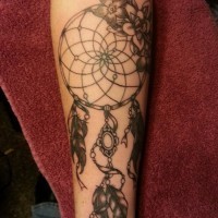 Indianischer großer schwarzweißer Traumfänger Tattoo am Arm