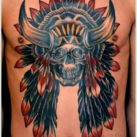 Tatuaje en el pecho,  cráneo humano en sombrero de plumas y cuernos de toro