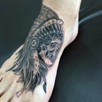 Tatuaje en el pie, cráneo indio en sombrero de plumas