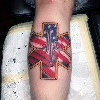 Tatuaje en la pierna, bandera americana estilizada y ritmo cardíaco