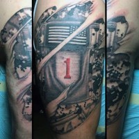 Tatuaje en el brazo,
uniforme de soldado americano