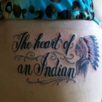 Tatuaje en el costado,  indio diminuto con inscripción preciosa