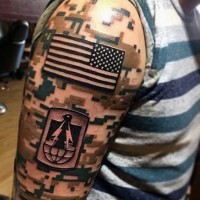 Tatuaje en el brazo, manga de uniforme de los soldados americanos y bandera