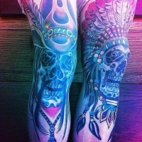 Sehr detailliertes farbiges indianisches Skelette Tattoo auf Beinen