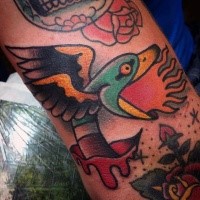 Amerikanisches im traditionellen Stil farbiges Drachen Tattoo am Arm