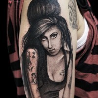 Tatuaje en el brazo, retrato  muy realista de Amy Winehouse magnífica