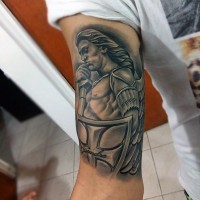 Tatuaje en el brazo, guerrero fascinante con espada y escudo