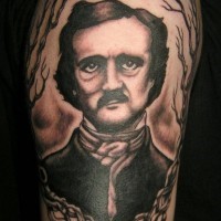 Altes Porträt Tattoo mit Ästen und Wurzeln auf Schulter des Mannes