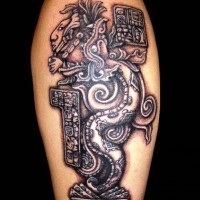 Tatuaje en el brazo, estatua grande tribal antigua