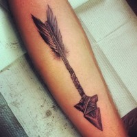 eccezionale freccia tribale indiana tatuaggio con ombra su braccio