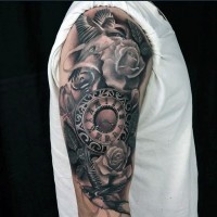 Tatuaje en el brazo, reloj exclusivo con 
números romanos y flores y aves