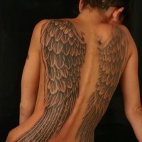 Tattoo mit Engelsflügeln am ganzen Rücken