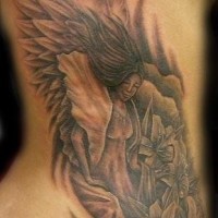 ragazza angelo con fiori tatuaggio sulla schiena