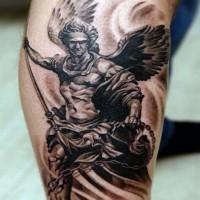 Tatuaje en el brazo,
ángel guerrero con lanza y cadena
