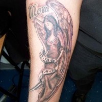 Tatuaje en el antebrazo, ángel con fecha