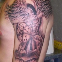 Tatuaje de guerrero intrépido con alas en el brazo