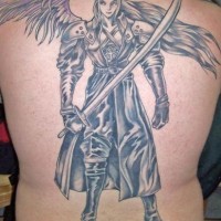 Tatuaje en la espalda, personaje guerrero con espada