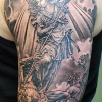 Tatuaggio grande sul braccio il combattimento dell'arcangelo Michele