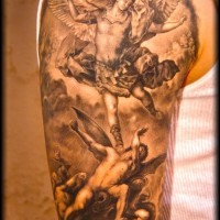 Tatuaje en el brazo, ángel con espada en el cielo, demonio