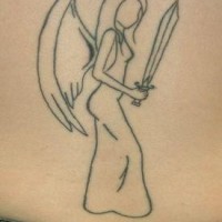 Tatuaje  de silueta de ángel con espada