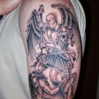 Tatuaje en el brazo,
ángel que lucha con demonio