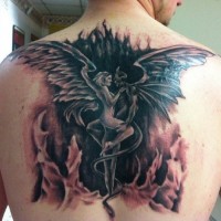Tatuaje en la espalda,
ángel y demonio en el fuego