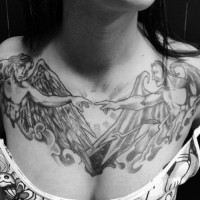 Tatuaje de  ángel y demonio en el pecho