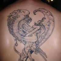 Tatuaje en la espalda, ángel y demonio vulgares