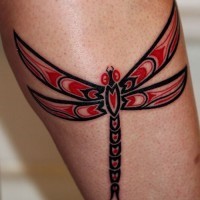 Verärgerte Libelle Tattoo am Bein