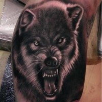 Tatuaje en el brazo, lobo salvaje peligroso