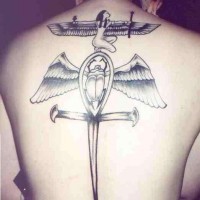 Tatuaje en la espalda, cruz egipcia con escarabajo y diosa Maat