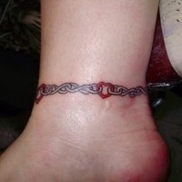bel bracciale con cuoricini rossi su caviglia disegno tatuaggio per donne