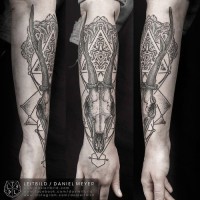 Tattoo von Antilopentotenkopf und sakralen Symbolen im Dotwork Stil  am Unterarm von Daniel Meyer