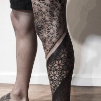 antico nero e bianco tribale ornamento tatuaggio pieno di gamba