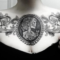 Tatuaje en el pecho, 
 retrato de esqueleto de mujer en el marco adornado