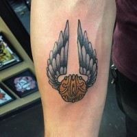 Tatuaje en el antebrazo, pelota  snitch de juego Quidditch