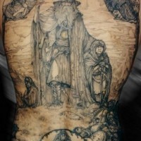 Enorme tatuaje estilo medieval en la espalda entera el hechicero con los guerreros
