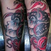 Antikes mehrfarbiges Bein Tattoo mit Meduses abgetrenntem Kopf und Schlangen