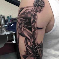 Tatuaje en el brazo, guerrero antiguo intrépido con cabeza de Medusa Gorgona