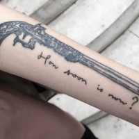 Tattoo von antischer Pistole am Unterarm