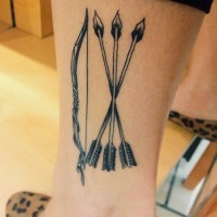 Tatuaje en la pierna,
 arco y tres flechas cruzadas al lado