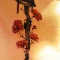 Armee Helm auf Waffen und roten Mohnblumen Gedenk Tattoo