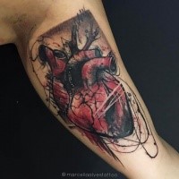 Tatuaggio bicipiti in stile Art colorato di cuore umano sanguinante