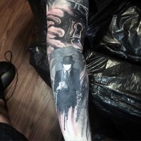 Tatuaje en el brazo, hombre sin cara con paraguas