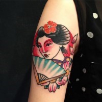 Asiatische bunte Geisha mit hellem Make-up und Fachel Schulter Blumen Tattoo
