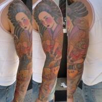 Tatuaje en el brazo, geisha preciosa con abanico y carpa, estilo asiático