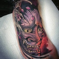 Tatuaje en el pie, demonio sonriente asiático multicolor