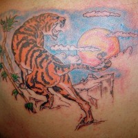 Precioso tatuaje con paisaje asiático y tigre